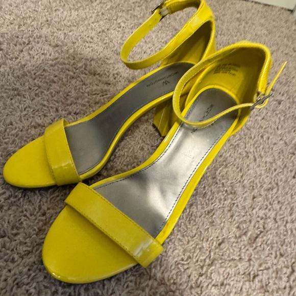 Worthington Size 8 Ankle Strap Chunky Heel Yellow Party Festive College Disney - Picture 7 of 7